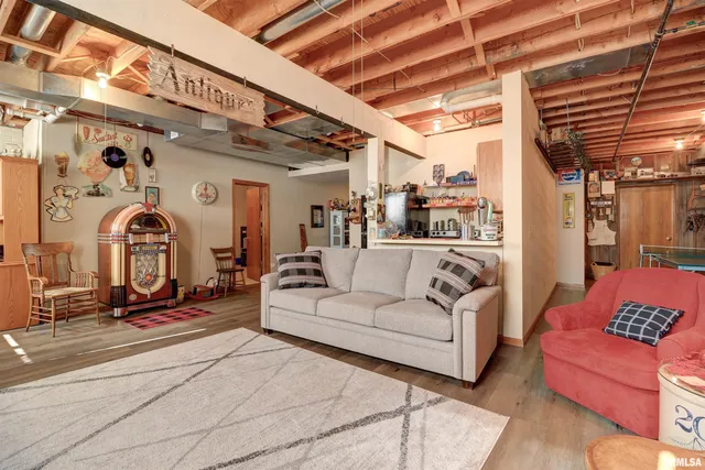 $475,000 | 582 Breezy Point Drive, Clinton, IA 52732