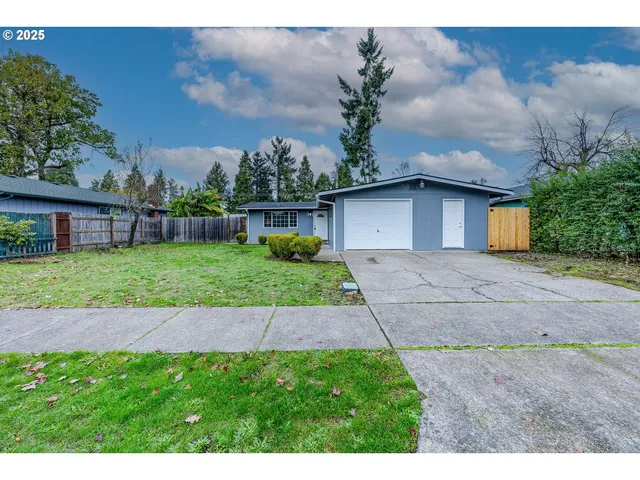 a view of a yard with a house