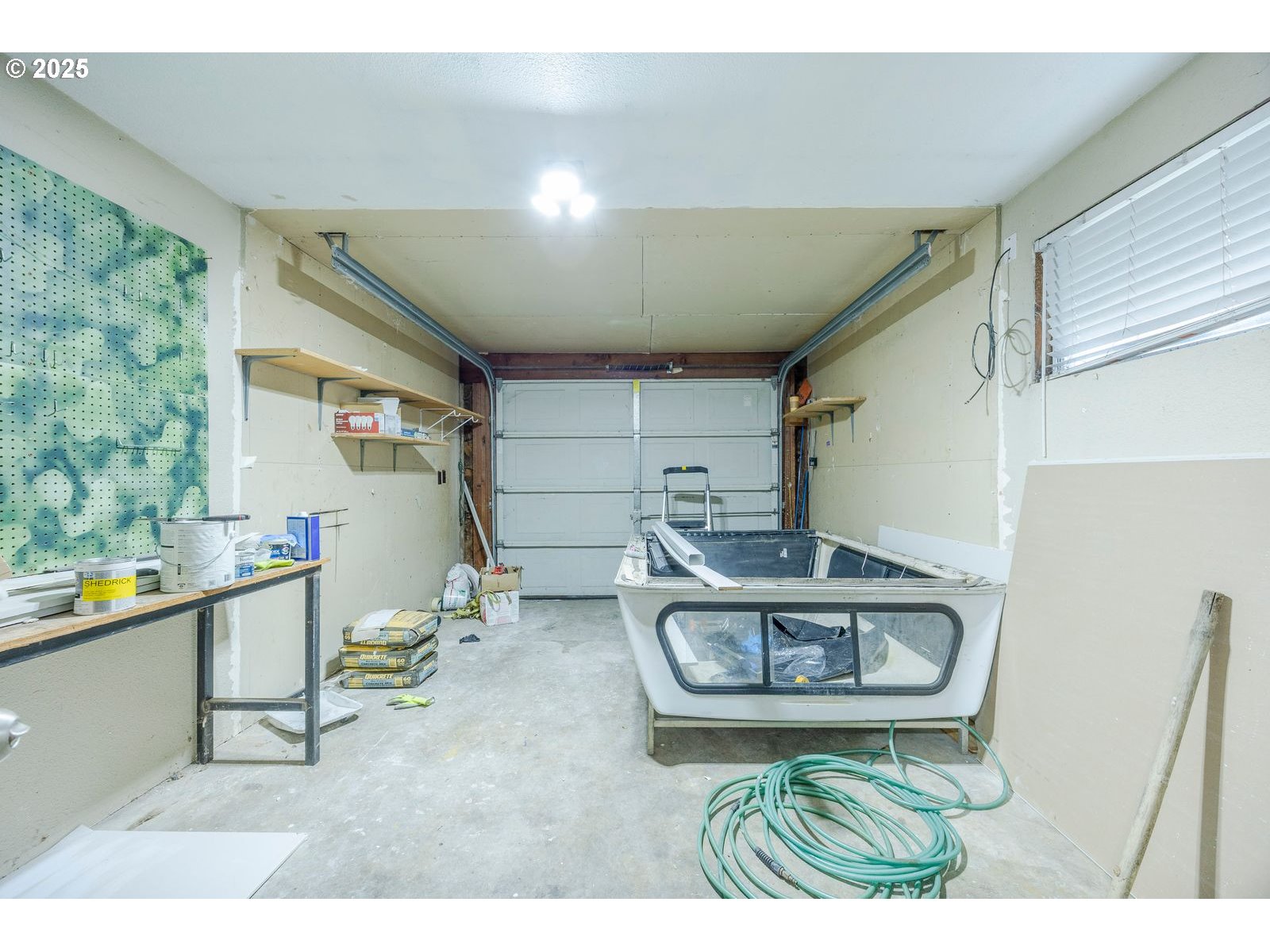 5982 G Street Springfield, OR 97478 - Photo 35 of 39 a living room with furniture