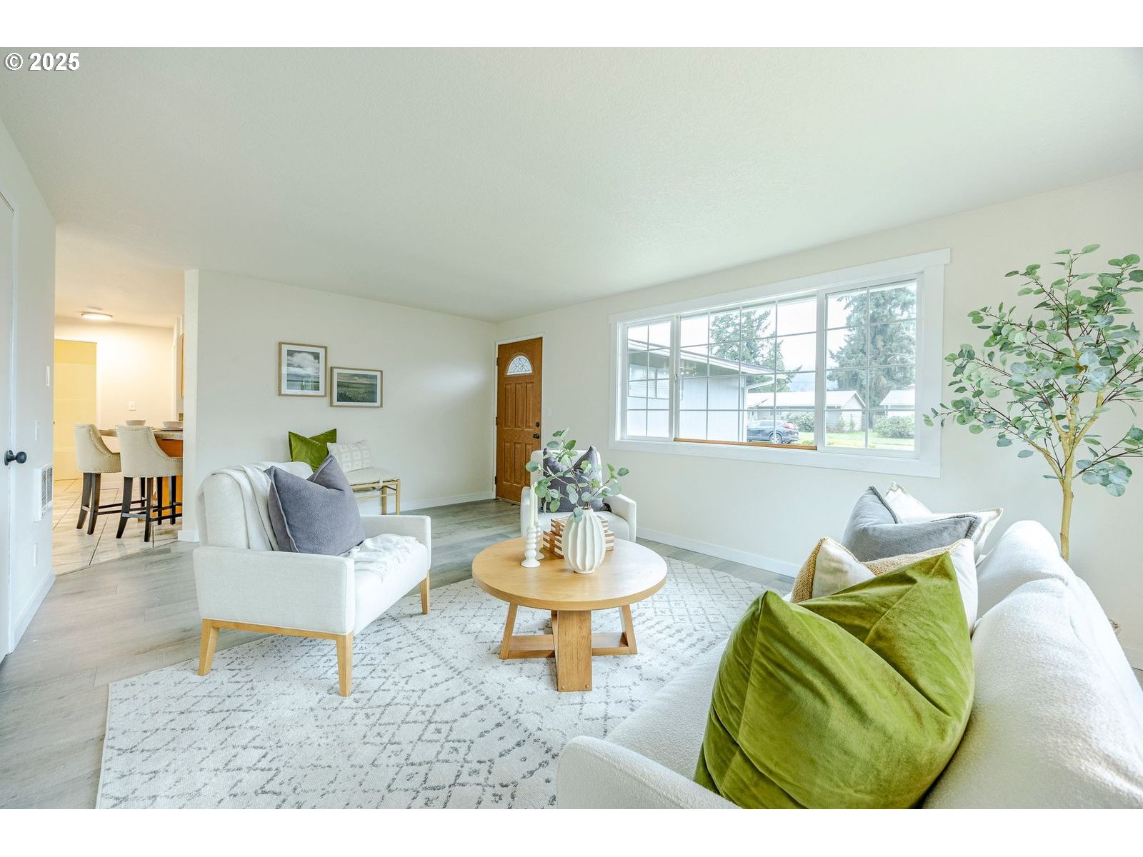 5982 G Street Springfield, OR 97478 - Photo 8 of 39 a living room with furniture and a a mirror