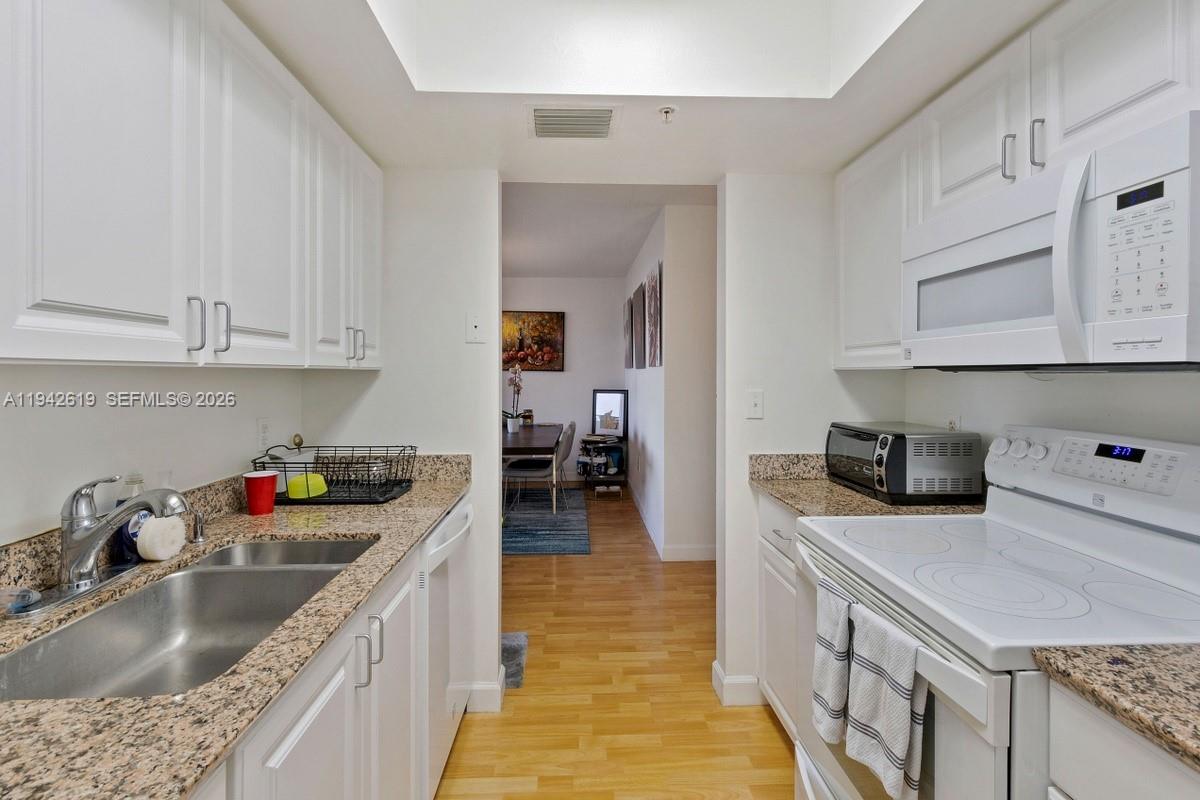 90 Alton Road, Unit 807 Miami Beach, FL 33139 - Photo 7 of 15