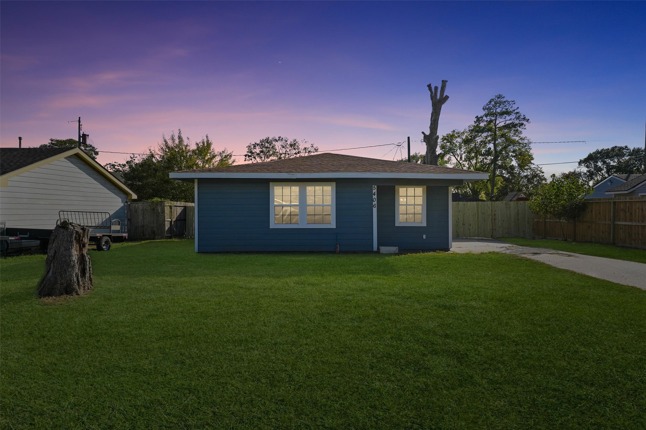 a view of a house with backyard and garden