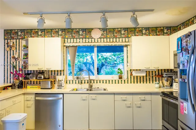 $530,000 | 220 Northeast 211th Street, Miami, FL 33179