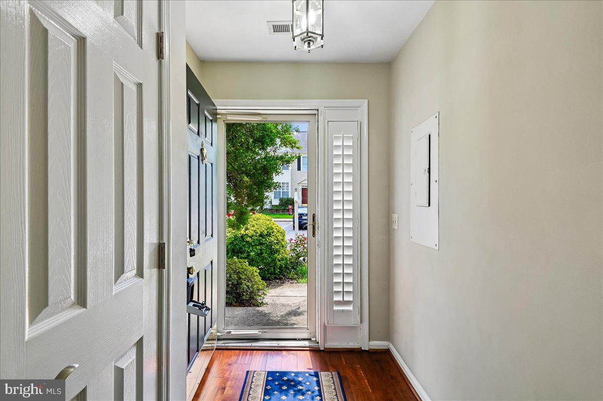 706 Howards Loop Annapolis, MD 21401 - Photo 2 of 40 ENTRY