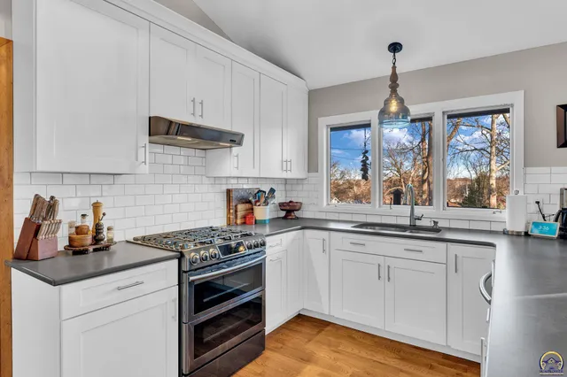 $342,000 | 2720 Southwest College Avenue, Topeka, KS 66611