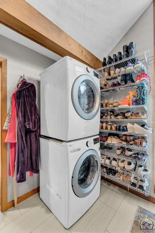 $342,000 | 2720 Southwest College Avenue, Topeka, KS 66611