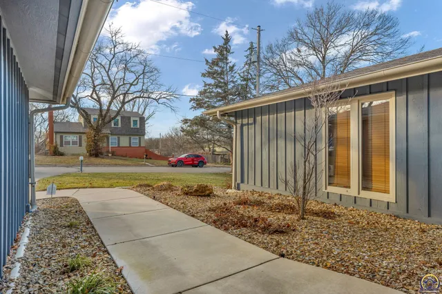 $342,000 | 2720 Southwest College Avenue, Topeka, KS 66611