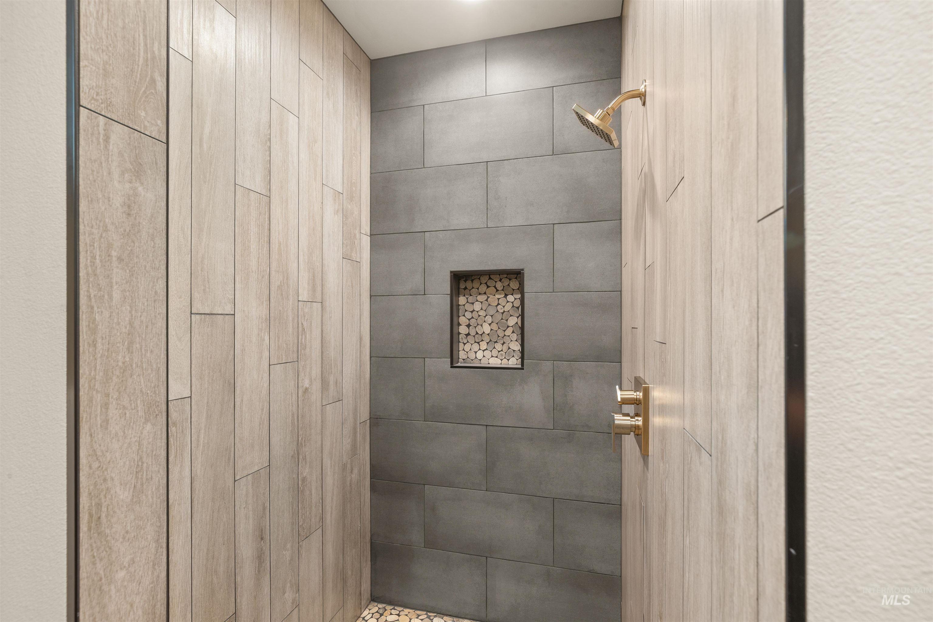 335 Warner Avenue Lewiston, ID 83501 - Photo 30 of 43 Bathroom with a tile shower
