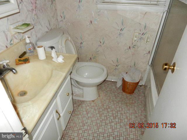 5222 Hillwell Road Baltimore, MD 21229 - Photo 11 of 14 Bath