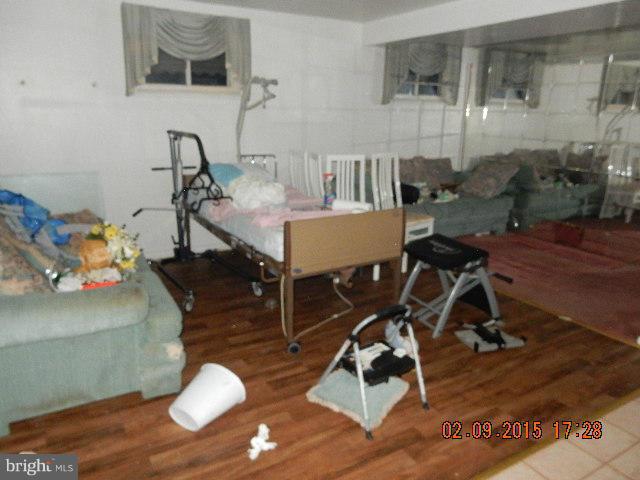 5222 Hillwell Road Baltimore, MD 21229 - Photo 4 of 14 Living Room