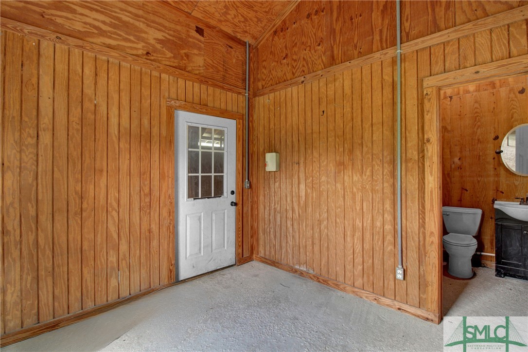 1600 Arcola Road Pembroke, GA 31321 - Photo 43 of 50 Barn office space & bathroom