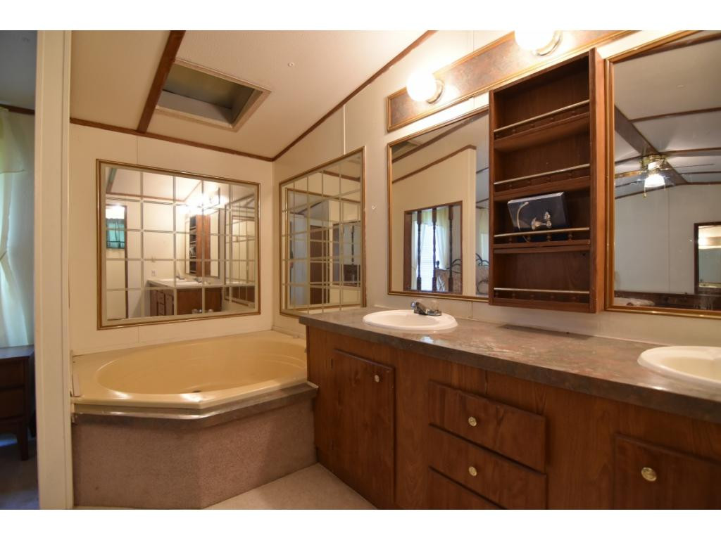 205 Dry Branch Road Elizabethton, TN 37643 - Photo 16 of 22 In the Master