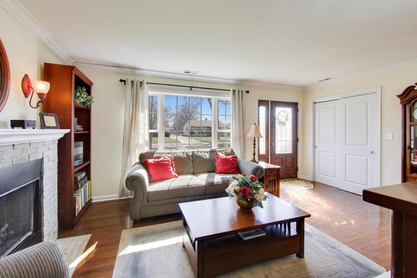 8324 44th Place Lyons, IL 60534 - Photo 4 of 28