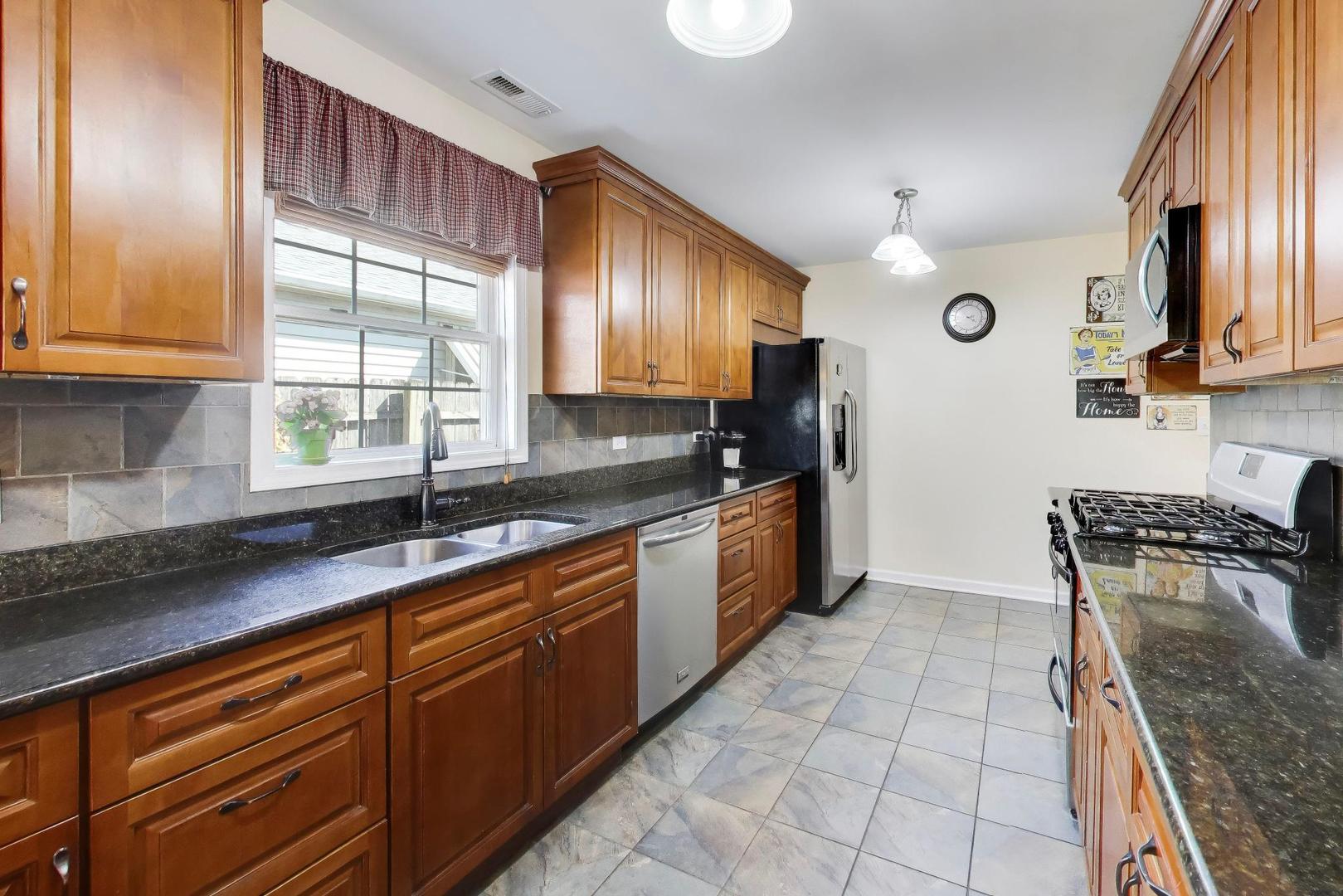 8324 44th Place Lyons, IL 60534 - Photo 6 of 28