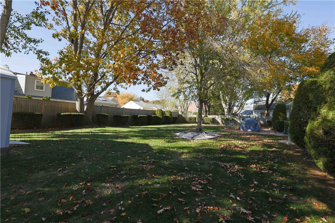 25 Honeysuckle Road Warwick, RI 02888 - Photo 17 of 28