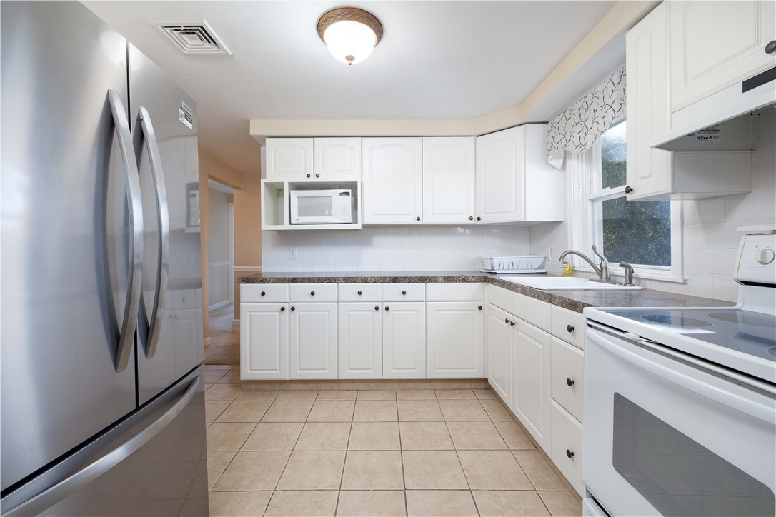 25 Honeysuckle Road Warwick, RI 02888 - Photo 3 of 28
