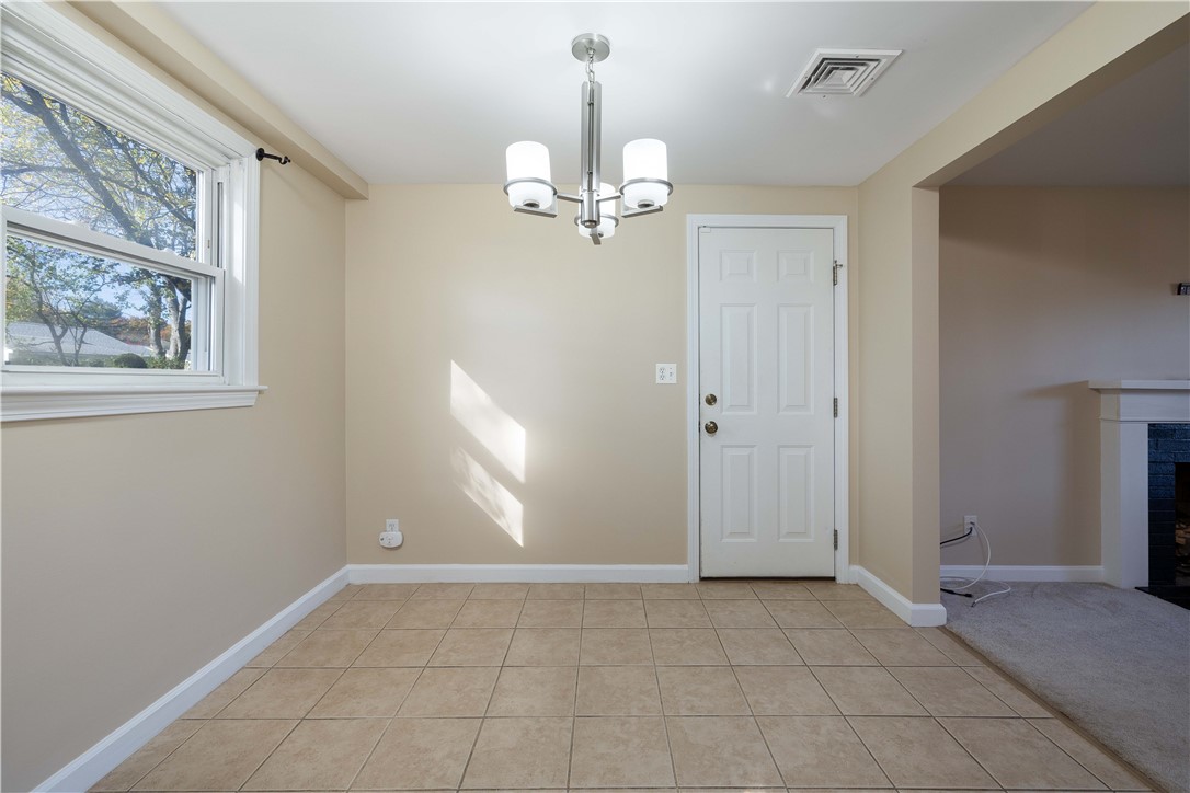 25 Honeysuckle Road Warwick, RI 02888 - Photo 5 of 28