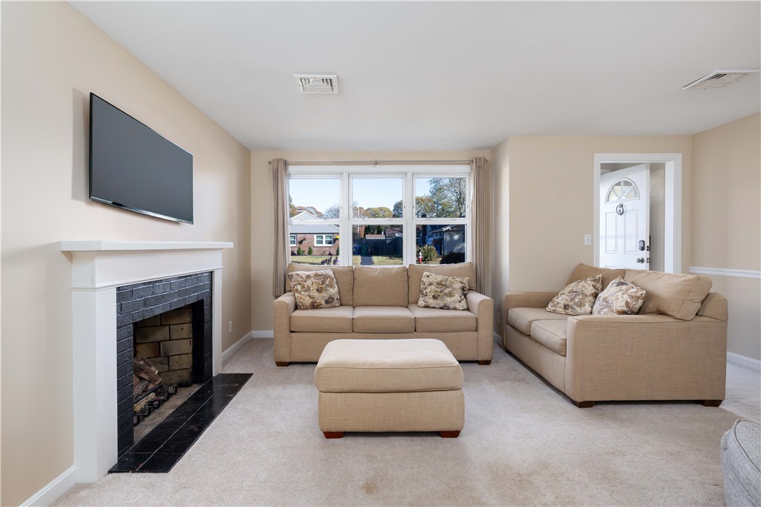 25 Honeysuckle Road Warwick, RI 02888 - Photo 6 of 28