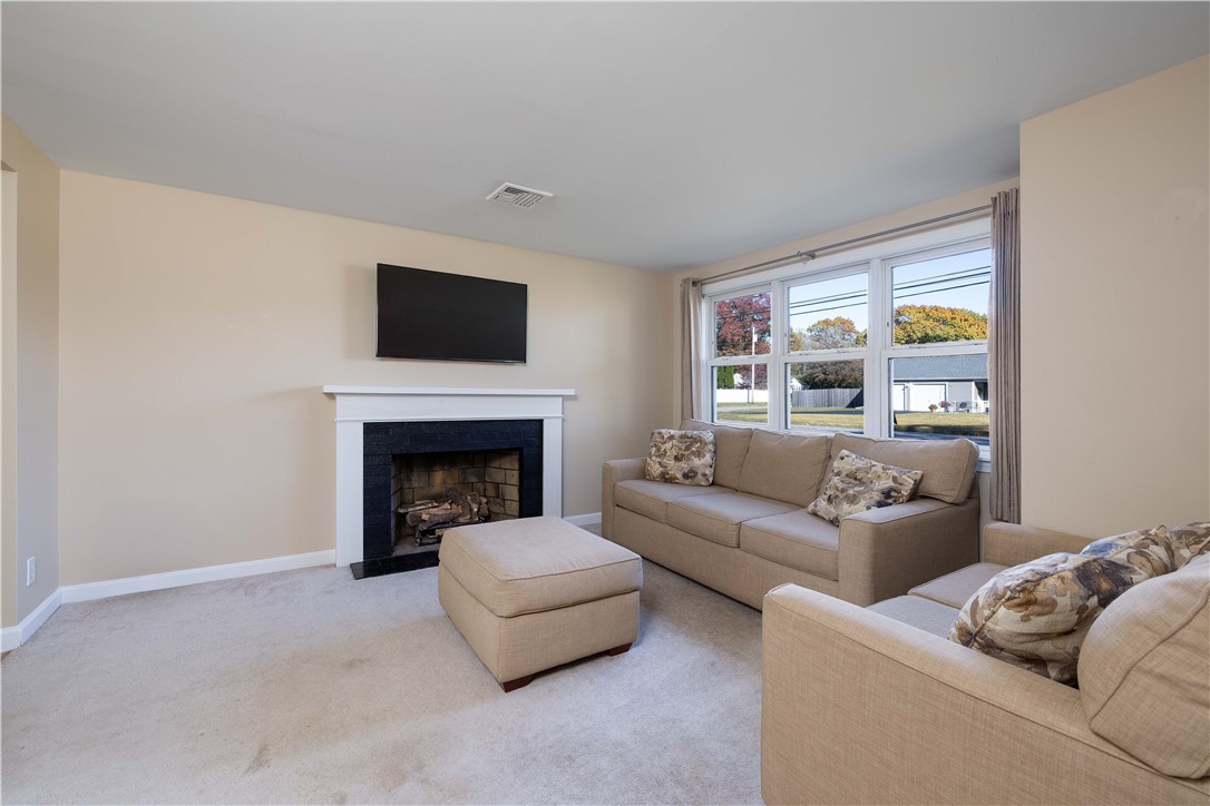 25 Honeysuckle Road Warwick, RI 02888 - Photo 7 of 28