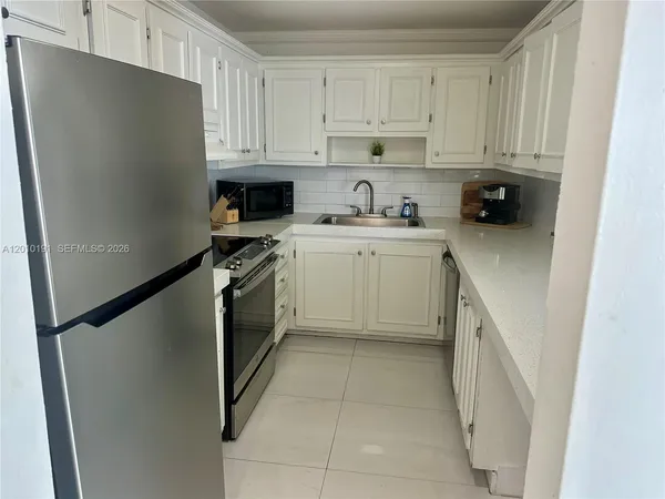 $3,000 | 1800 Collins Avenue, Unit 5D, Miami Beach, FL 33139