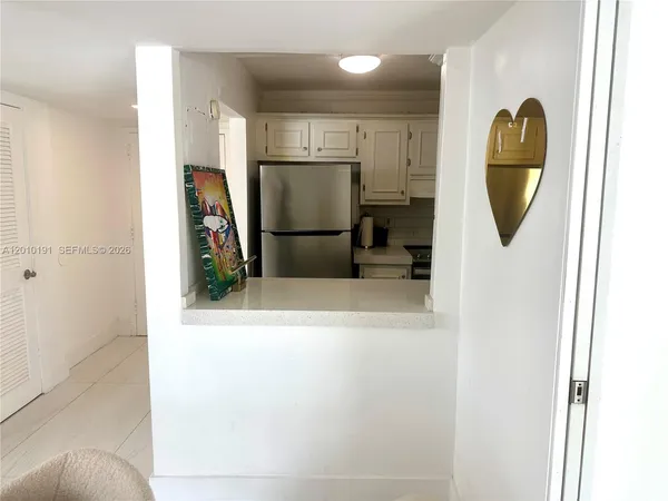 $3,000 | 1800 Collins Avenue, Unit 5D, Miami Beach, FL 33139