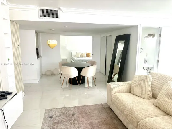 $3,000 | 1800 Collins Avenue, Unit 5D, Miami Beach, FL 33139