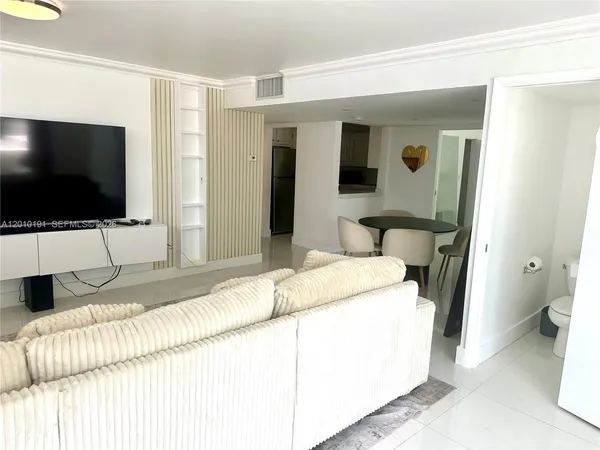 $3,000 | 1800 Collins Avenue, Unit 5D, Miami Beach, FL 33139