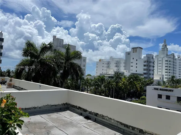 $3,000 | 1800 Collins Avenue, Unit 5D, Miami Beach, FL 33139