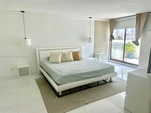 $3,000 | 1800 Collins Avenue, Unit 5D, Miami Beach, FL 33139