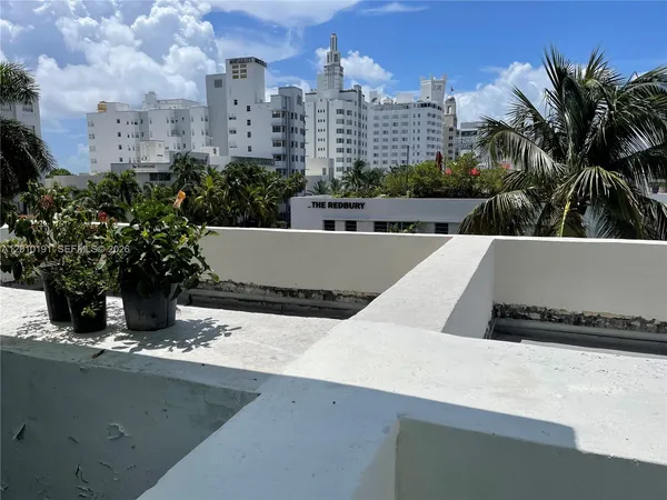 $3,000 | 1800 Collins Avenue, Unit 5D, Miami Beach, FL 33139