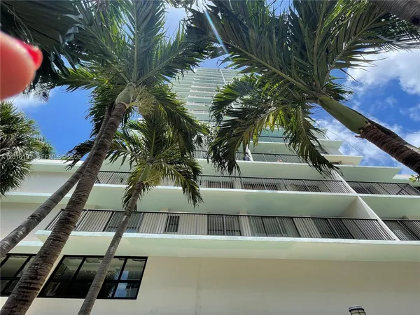 $3,000 | 1800 Collins Avenue, Unit 5D, Miami Beach, FL 33139