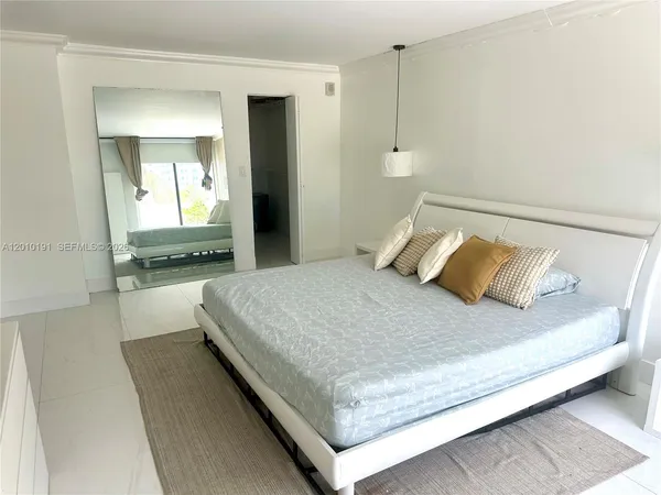 $3,000 | 1800 Collins Avenue, Unit 5D, Miami Beach, FL 33139