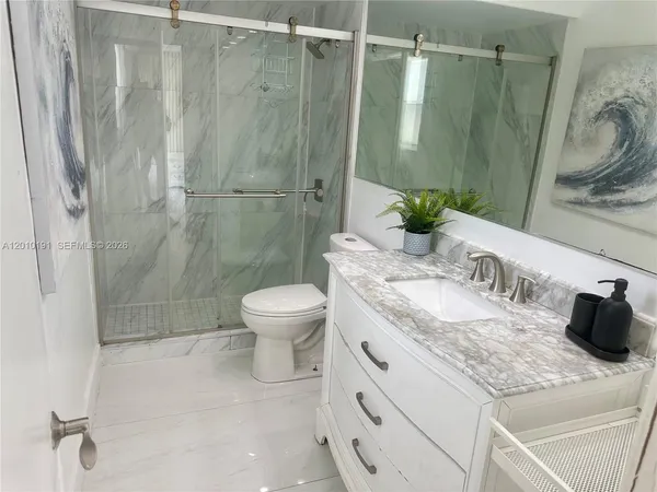 $3,000 | 1800 Collins Avenue, Unit 5D, Miami Beach, FL 33139