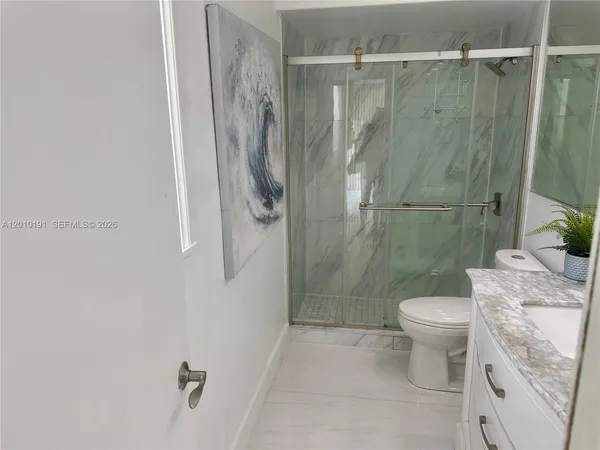 $3,000 | 1800 Collins Avenue, Unit 5D, Miami Beach, FL 33139