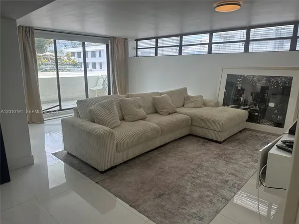 $3,000 | 1800 Collins Avenue, Unit 5D, Miami Beach, FL 33139