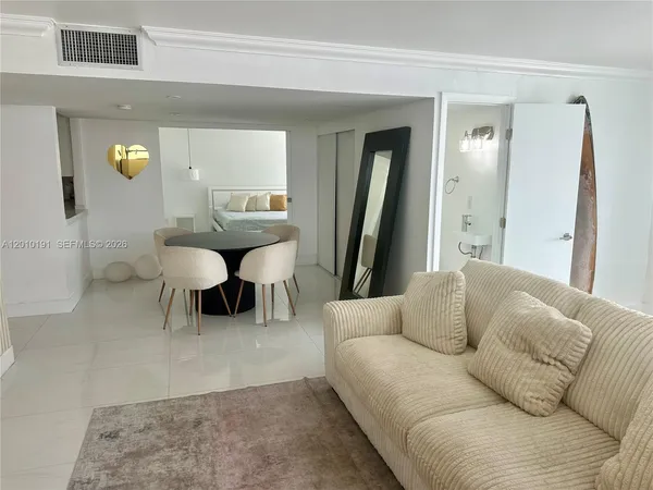 $3,000 | 1800 Collins Avenue, Unit 5D, Miami Beach, FL 33139