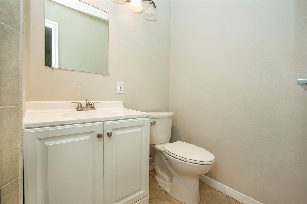 12831 Pandora Drive Dallas, TX 75238 - Photo 17 of 25 Half bath