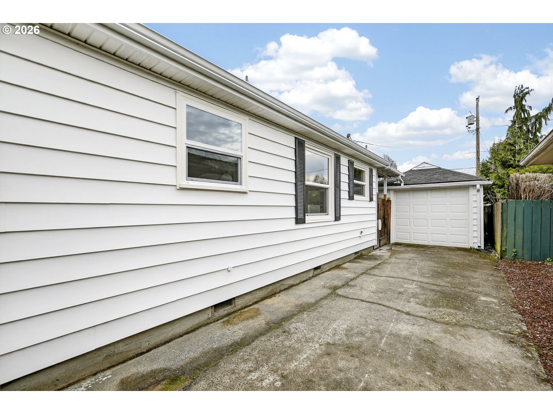 520 24th Avenue Longview, WA 98632 - Photo 3 of 37 a view of a house with a roof