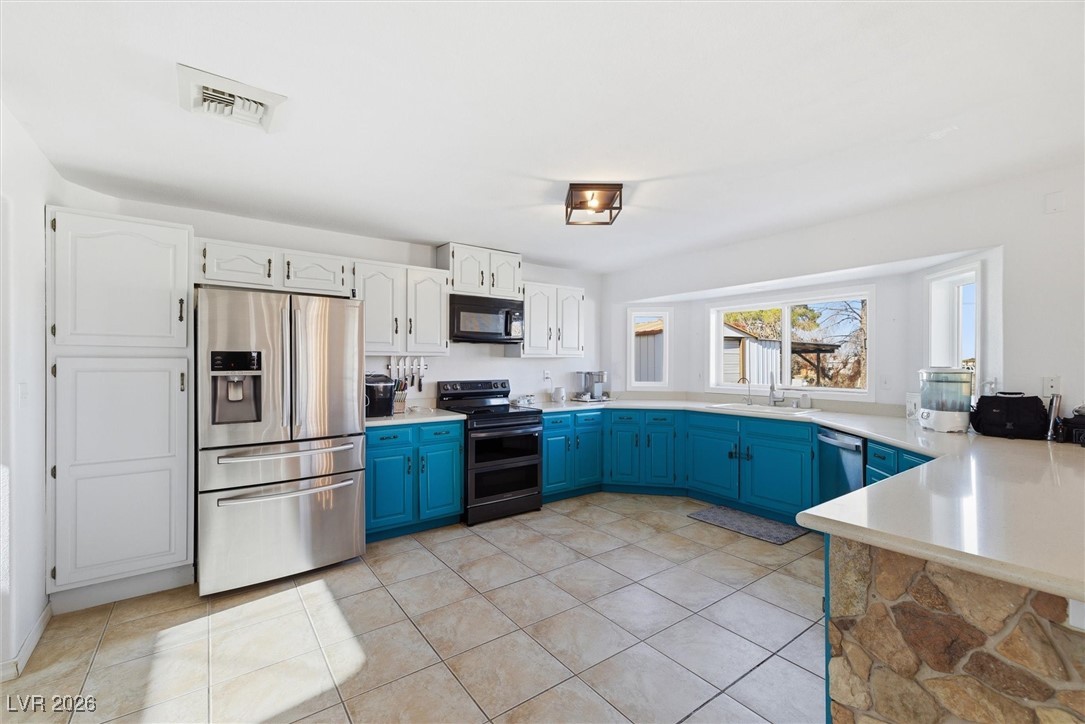 2570 East Kellogg Road Pahrump, NV 89048 - Photo 13 of 54 Large, open kitchen with pantry cabinet.