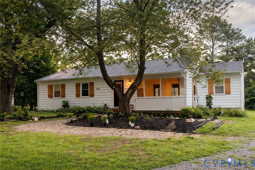 5521 Richmond Road Amelia Court House, VA 23002 - Photo 2 of 28 Single story home with a front lawn and covered po