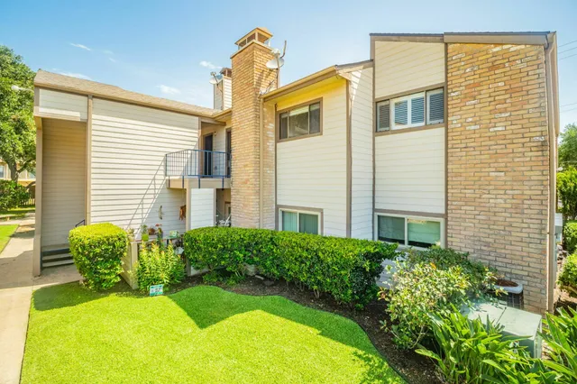 a view of an house with backyard space and balcony