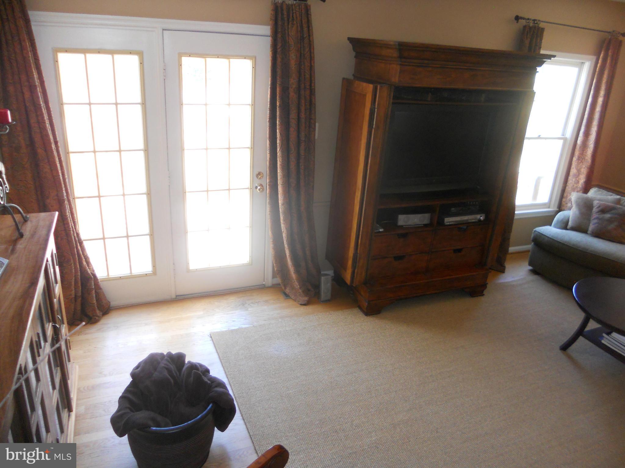 4731 Columbia Road Ellicott City, MD 21042 - Photo 14 of 29 Living Room