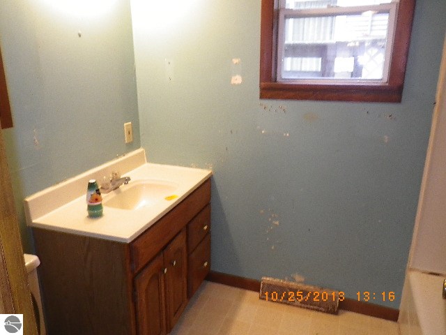 176 Clinton Street Crystal, MI 48818 - Photo 18 of 26 1778113-17.JPG