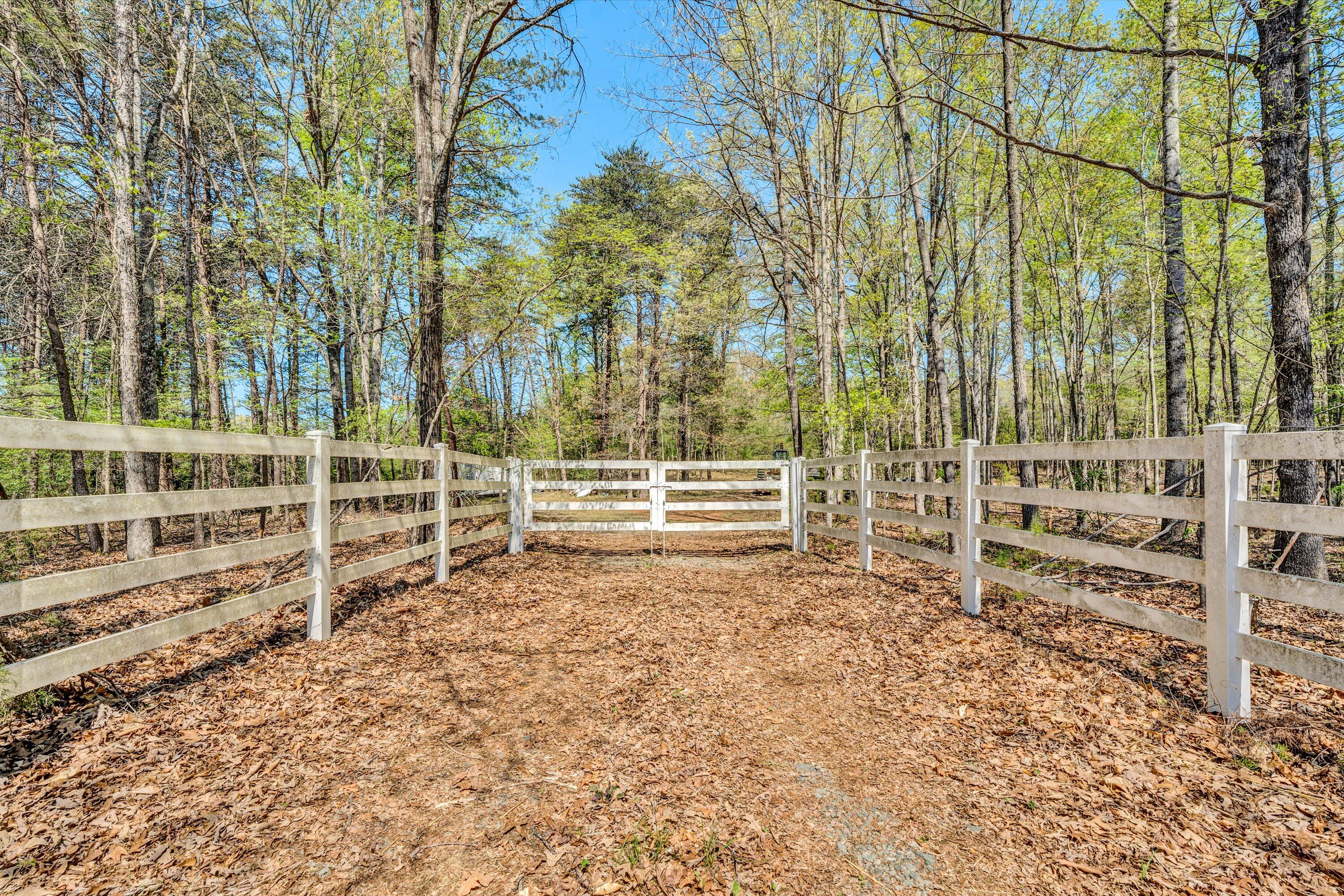 5779 Scruggs Road Moneta, VA 24121 - Photo 16 of 27 19-041520240026