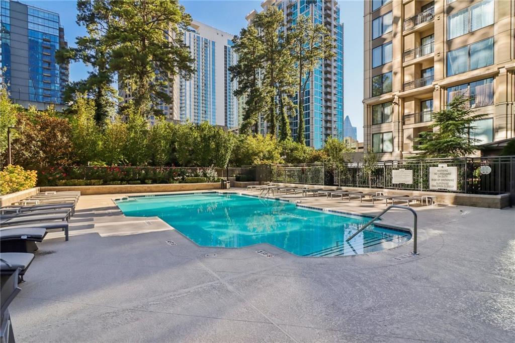 3445 Stratford Road Northeast, Unit 2602 Atlanta, GA 30326 - Photo 3 of 56 a view of backyard with a table and chairs
