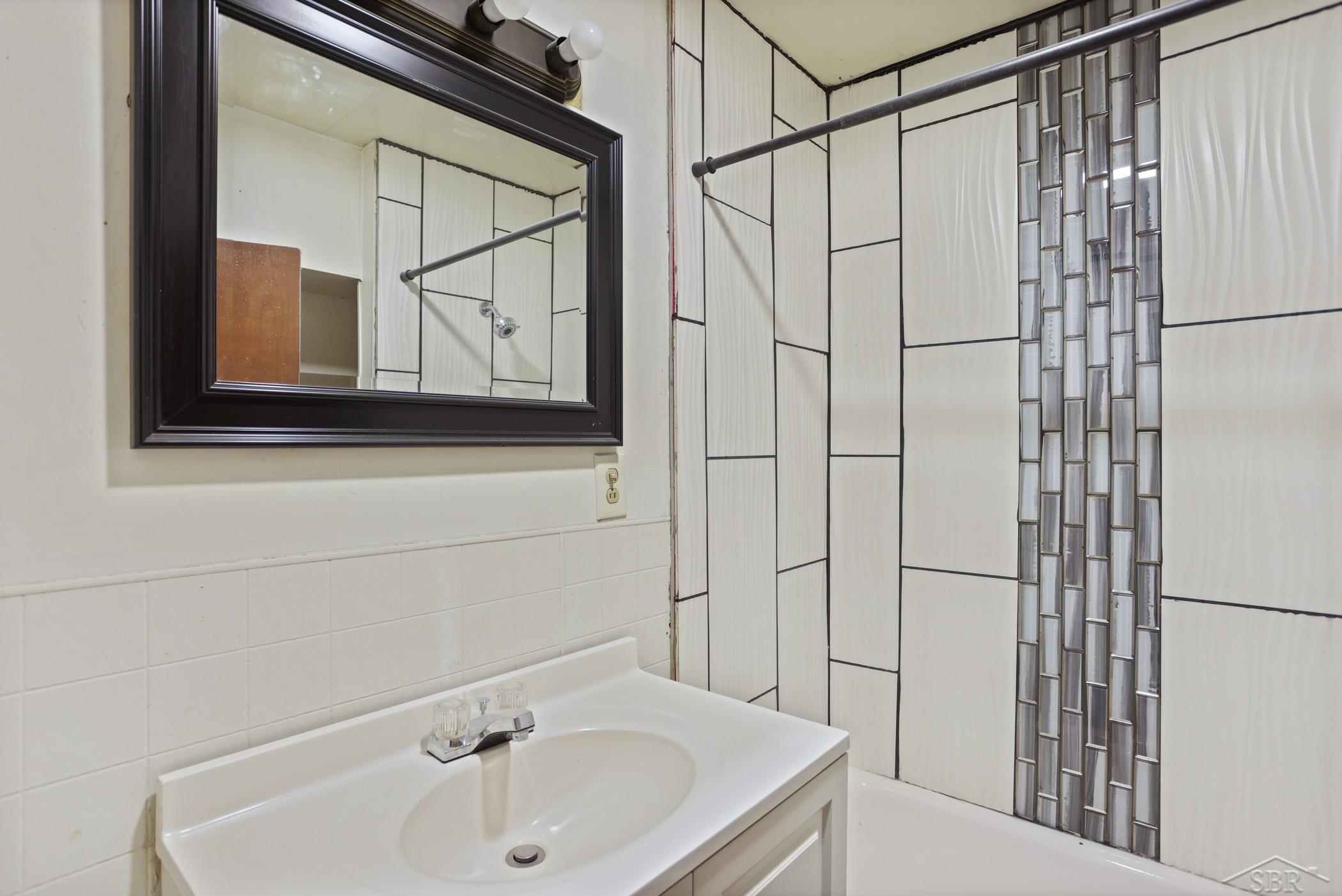 123 Woodside Lane, Unit UPPR Bay City, MI 48708 - Photo 7 of 11