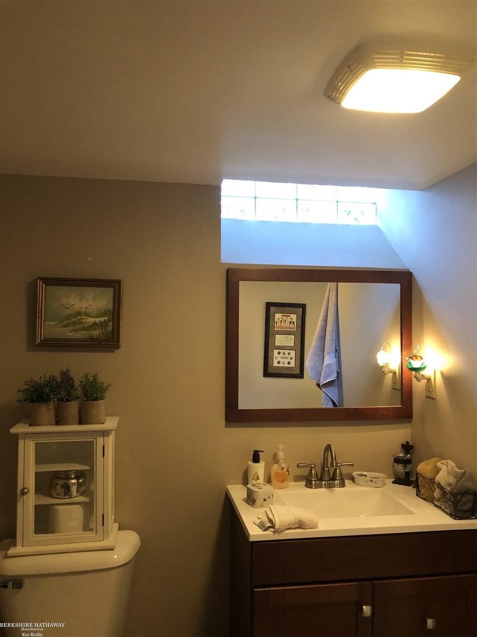 1798 Newcastle Road Grosse Pointe, MI 48236 - Photo 22 of 33 31370019-21.JPG