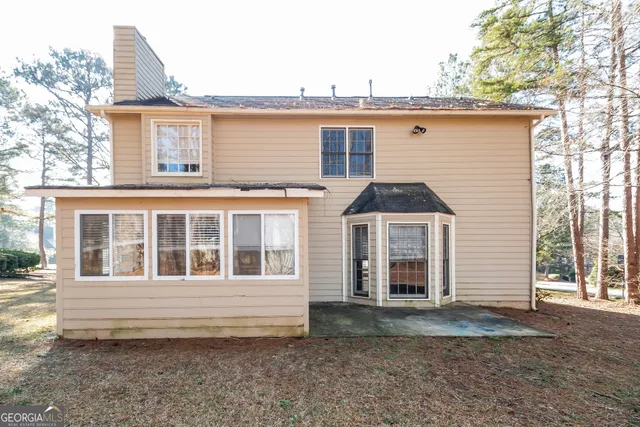 a view of a house with a yard