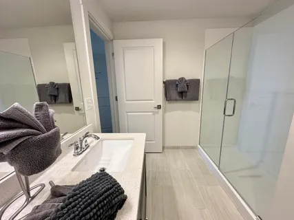 a en suite bathroom with a sink and a mirror