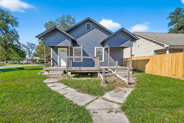 a view of a house with a yard